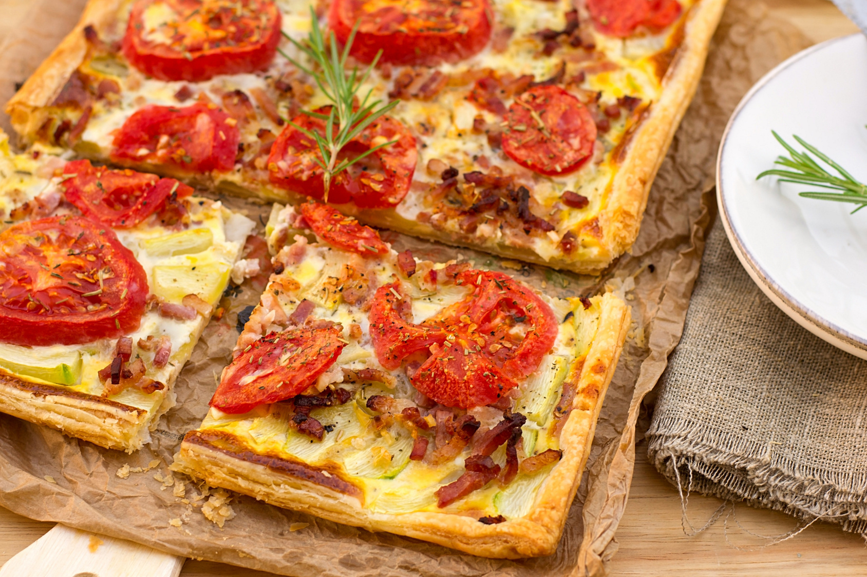 пицца на слоеном тесте в духовке рецепт с колбасой и помидорами сыром фото 60